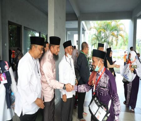 Asisten Pemerintahan dan Kesejahteraan Rakyat, Andris Warsono menyambut kepulangan jemaah haji kloter 13 asal Bengkalis (foto/zulkarnain)