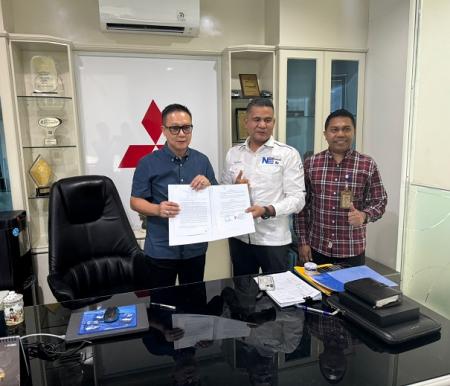 Penandatanganan MoU dilakukan Branch Manager Dipo Riau Burhanuddin Cheng bersama Pimpinan Cabang Bank Nagari Pekanbaru, Wandra Martha Eddy.