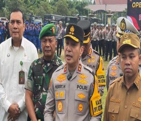 Kapolda Riau Irjen Pol Herry Heryawan saat menyampaikan keterangan pers usai apel gelar pasukan Operasi Ketupat Lancang Kuning 2025. (Foto: Tribun Pekanbaru)