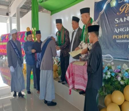 Asisten III Pemkab Rohil Apresiasi Wisuda Angkatan III Ponpes As-Sunnah Bagansiapiapi