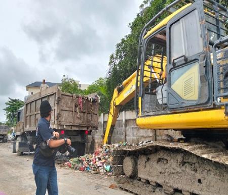 Kondisi tumpukan sampah di Jalan Laos Payung Sekaki Pekanbaru.(foto: dini/halloriau.com)