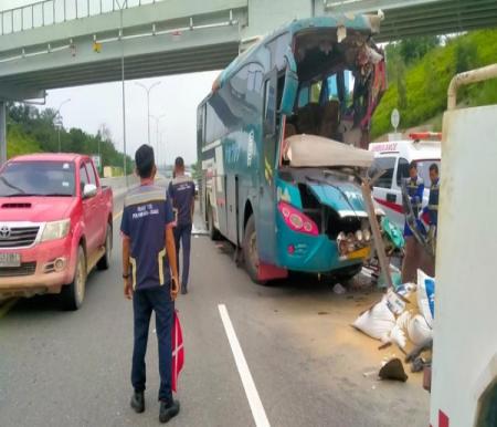 Kecelakaan Bus PMTOH tabrak truk tronton di Tol Pekanbaru-Dumai (foto/detik)