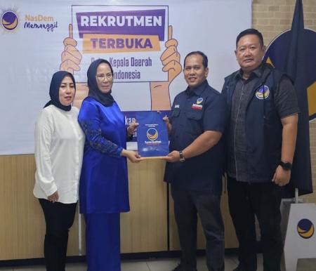 Ade Hartati, kader PAN mengembalikan formulir pendaftaran bakal calon walikota Pekanbaru ke sekretariat DPW Partai NasDem (foto/int)