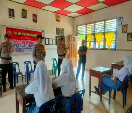 Polsek Simpang Kanan melaksanakan cooling system Ops Mantap Praja LK 2024 ke Sekolah YPDP (foto/afrizal)