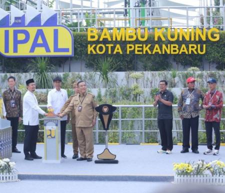 Presiden Joko Widodo meresmikan Sistem Pengelolaan Air Limbah Domestik Terpadu (SPALDT) Bambu Kuning di Kota Pekanbaru, Provinsi Riau, pada Jumat, 31 Mei 2024.