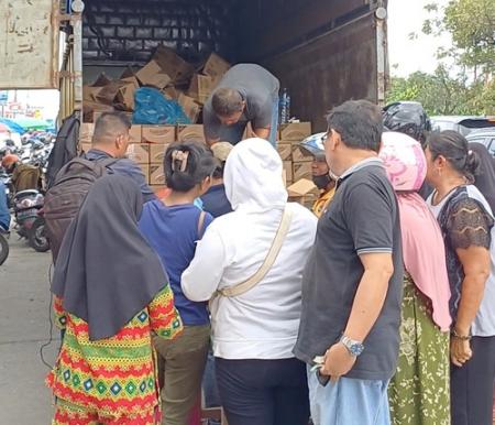 Ibu-ibu mengantre sejak pagi untuk mendapatkan minyakita dengan harga terjangkau. (Foto: Risnaldi)