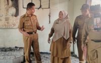 Bupati Kampar, Ahmad Yuzar saat meninjau SDN Kubang Jaya yang terbakar.(foto: mcr)