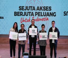 Gisela Lesmana, Director Investor Relations & Media, Smartfren; Merza Fachys, President Director Smartfren; Andrijanto Muljono, Chief Commercial Officer Smartfren; Nining I. Soesilo, Penasihat PEBS FEBUI; dan Roberto Saputra, Chief Brand Officer Smartfren (foto/ist)