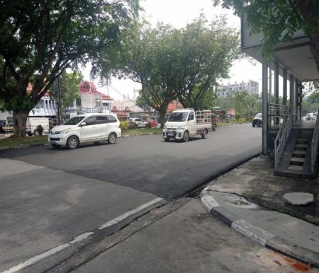 Jalan Sudirman Kota Pekanbaru diaspal meski masih terlihat tidak ada kerusakan parah (foto/mimi)