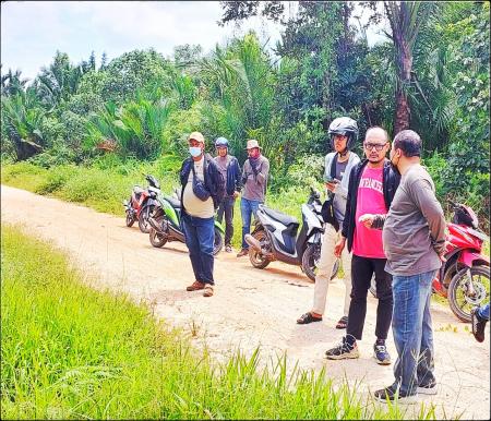 Kepala Dinas PUPR Kepulauan Meranti saat mendampingi tim PUPR-PKPP Provinsi Riau saat meninjau jalan
