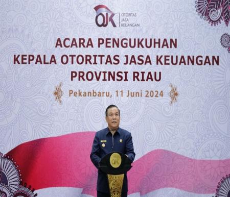Pj Gubernur Riau, SF Hariyanto menghadiri acara pengukuhan Kepala OJK Riau yang baru, Triyoga Laksi (foto/int)