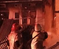 Damkar Pekanbaru padamkan kebakaran rumah dua lantai.