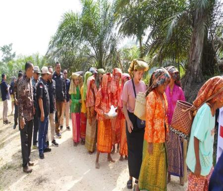 Warag suku Talang Mamak Inhu hadiri sosialisasi Pilkada Serentak 2024 yang digelar KPU.(foto: dasmun/halloriau.com)