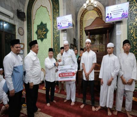 Masjid Al Muhsinin terima bantuan CSR BRK Syariah (foto/Yuni)