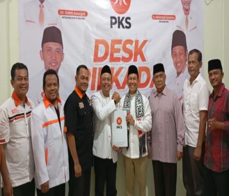 Bacalon Walikota Pekanbaru dr Rahmansyah saat mengembalikan formulir ke DPD PKS Pekanbaru, Kamis (23/5/2024) (foto:rinai/halloriau)