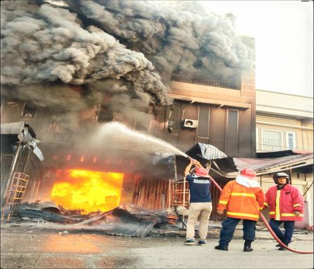 Api berkobar membakar tiga unit ruko di Selatpanjang (Foto : Ali) 