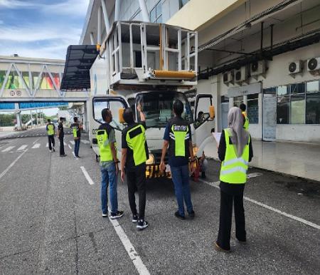 Pengecekan kesiapan Bandara SSK II Pekanbaru jelang momen Nataru 2024/2025.(foto: sri/halloriau.com)