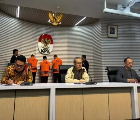 KPK menetapkan Gubernur Bengkulu Rohidin Mersyah tersangka kasus dugaan korupsi berupa pemerasan dan gratifikasi. Rohidin Mersyah mengancam mencopot bawahannya jika tidak bersedia dimintai pungutan demi kepentingan Pilkada 2024.
