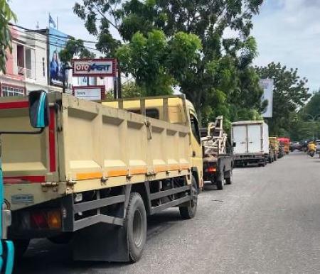 Antrean panjang kendaraan di Jalan Arifin Ahmad Kota Pekanbaru yang ingin mengisi BBM jenis solar.(foto: meri/halloriau.com)