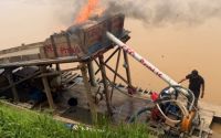 Polisi bakar rakit PETI di Sungai Kuantan.(foto: mcr)