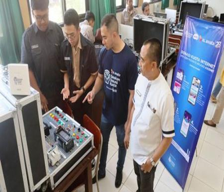 Kepala Sekolah SMKN 1 Cimahi, Agus Priyatmono Nugroho dan Group Head Corporate Communications & Sustainability XL Axiata, Reza Mirza mendampingi murid mengakses layanan internet dari XL Axiata.(foto: istimewa)