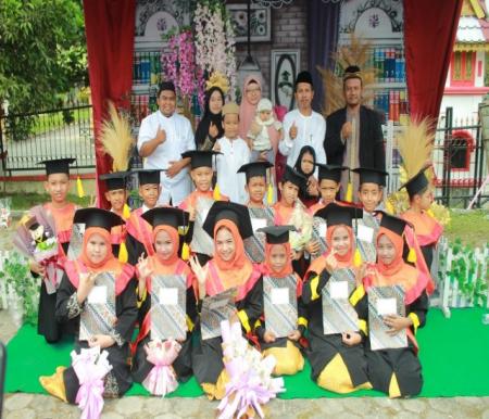 Bupati Pelalawan diwakili Camat Pangkalan Kerinci, Junaidi hadiri wisuda santri dan santriwati MDTA di Gedung Laksamana Mangkudiraja (foto/andi)