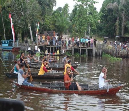 Pacu sampan di Tanah Putih Tanjung Melawan, Rohil dalam rangka HUT ke-79 RI.(foto: afrizal/halloriau.com)