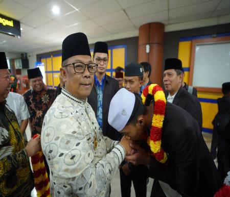 Pj Gubri, Rahman Hadi sambut kedatangan Kafilah Riau di Bandara SSK II Pekanbaru (foto/Yuni)