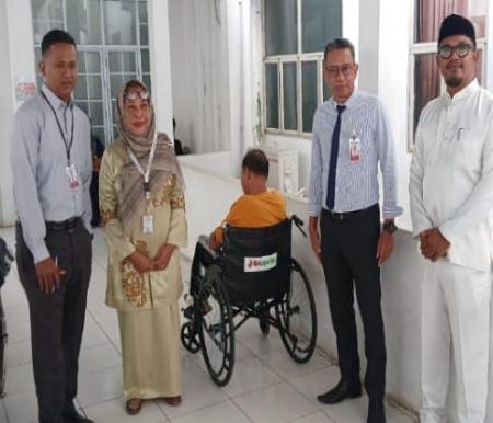 BRK Syariah Bagansiapiapi Serahkan Bantuan Kursi Roda untuk RSUD dr RM Pratomo