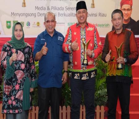 Bupati Siak, Alfedri terima penghargaan Kepala Daerah Aspiratif dari JMSI Award 2024.(foto: diana/halloriau.com)