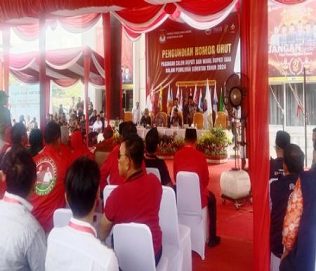 Suasana di KPU Siak jelang pengundian nomor urut.(foto: diana/halloriau.com)