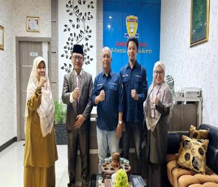 Kepala SMK Muhammadiyah 2 Pekanbaru, Paiman Sanen SAg MPdI dan Pemred Halloriau.com, Budy Satria.(foto: risnaldi/hallroiau.com)