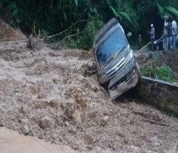 Longsor di Limapuluh Kota, Sumatera Barat menyebabkan satu mobil Luxio terseret material longsor dan akses jalan Sumbar-Riau terputus, Senin (3/2/2020) 