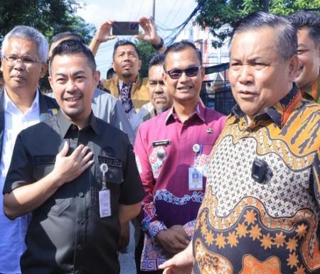 Pj Walikota Pekanbaru mendampingi Pj Gubernur SF Hariyanto mengecek jalan rusak.