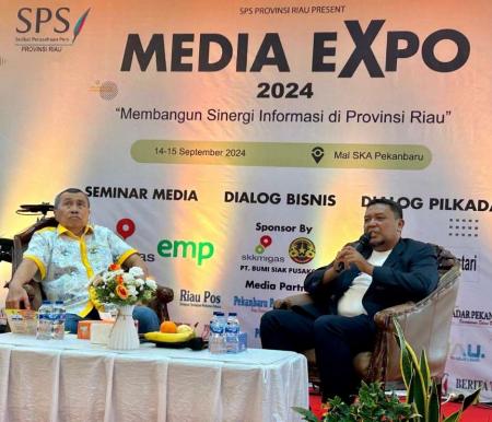 H Syamsuar yang Cagubri pada Pilgubri yang akan dilaksanakan 27 November 2024 nanti, tampil elegan saat menghadiri dialog Media Expo yang diselenggarakan oleh SPS Riau di Mal SKA Pekanbaru, (15/9/2024). 