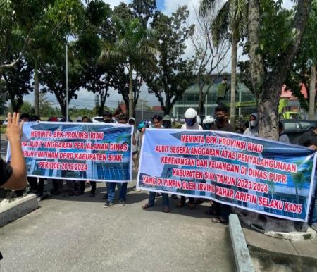 Aliansi Mahasiswa Penyelamat Uang Negara minta BPK Riau audit DPRD Siak (foto/yuni)