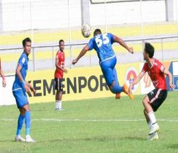 Aksi pemain PSPS Riau menjamu Karo United di Stadion Baharoeddin Siregar, Deli Serdang.(foto: twitter pspsriau)