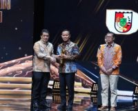 Wakil Menteri Desa dan Pembangunan Daerah Tertinggal Ahmad Riza Patria kepada Agung Nugroho dalam malam puncak Pemimpin Daerah Award 2026 di LCH Lantai 14 iNews Tower, Jakarta, Kamis (27/8/2026).