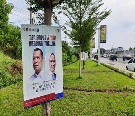 Alat peraga sosialisasi Bacalon Pilwako Pekanbaru 2024 dipaku ke pohon pelindung.(foto: tribunpekanbaru.com)