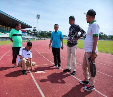 Wakil Ketua III KONI Riau, Khairul Fahmi meninjau Stadion Tuanku Tambusai Bangkinang (foto/int)