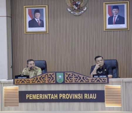 Gubernur Riau, Abdul Wahid dan Wakil Gubernur Riau, SF Hariyanto menggelar rapat perdana bersama pejabat di lingkungan Pemprov Riau. (Foto: Sri Wahyuni)