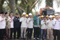 Bupati Inhu, Ade Agus meresmikan PSR 405 hektare di Batang Cenaku (foto/ist)