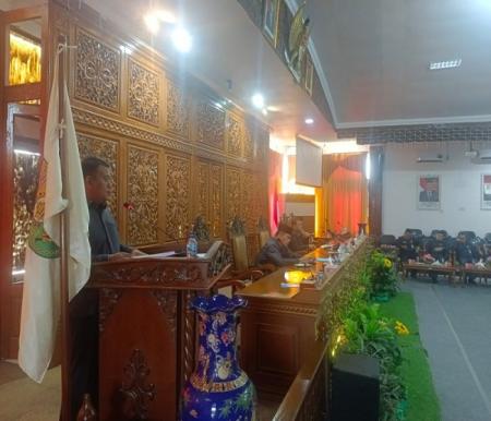 Banyaknya OPD yang tidak hadir membahas LPKj Kuansing 2023, membuat Fraksi meminta Bupati untuk mengevaluasi para pejabatnya.