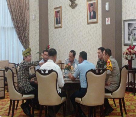 Risnandar Mahiwa, Pj Walikota pengganti Muflihun tiba di Pekanbaru (foto/Yuni)