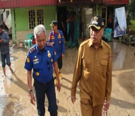 Wakil Walikota Bukittinggi, Marfendi meninjau rumah warga terdampak luapan sungai Ngarai Sianok.(foto: antaranews.com)