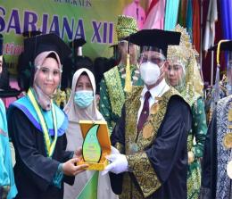 Prosesi wisuda STIE Syariah Bengkalis yang menerapkan protokol kesehatan.