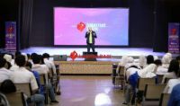 GM CSR Telkomsel, Andry P Santoso, memaparkan pemanfaatan AI di SMK Negeri 8 Surakarta, Rabu 13 Mei 2026. 