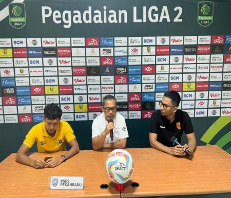 Pelatih PSPS Pekanbaru, Aji Santoso (tengah) yakin timnya bisa menumbangkan PSKC Cimahi (foto/int)