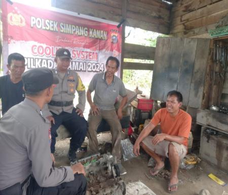 Bhabinkamtibmas Simpang Kanan dan Kota Parit cooling system masyarakat (foto/afrizal)