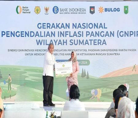 Direktur Dana dan Jasa BRK Syariah, MA Suharto saat penyerahan KUR BRK Syariah.(foto: istimewa)